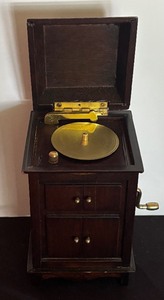 lot 184 image: Vintage George Good Music Box