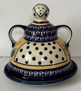 lot 124 image: Vintage Boleslawiec Polish Pottery Grapes Cheese Lady with Cobalt Trim