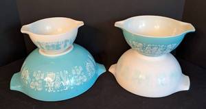 lot 12 image: Pyrex Amish Butterprint Mixing Bowl Set