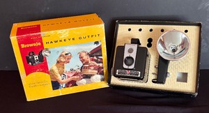lot 230 image: Vintage Brownie Hawkeye Camera and Flash Set