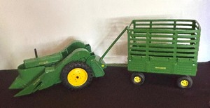 lot 256 image: Ertl John Deere Tractor, Trailer and Bale Wagon Set