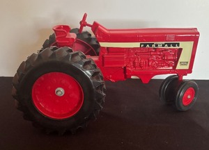 lot 345 image: McCormick Farmall 806 Diesel Tractor