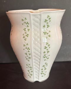 lot 352 image: Vintage Royal Tera Shamrock Trellis Scalloped Vase