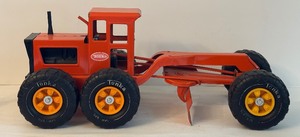 lot 373 image: Vintage Tonka Steel Classics Road Grader Features Positional and Movable Blade for Leveling Dirt, Sand and Gravel