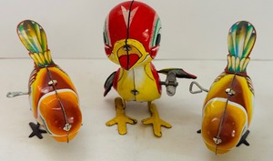 lot 388 image: Two Wind-Up Clockwork Sparrows (MS568 Collectors) and 1950s Mikuni Wind-Up Tin Toy Hopping Red Bird