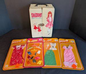 lot 280 image: Skipper Doll Clothing and Carrying Case