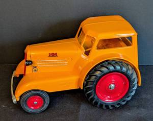 lot 331 image: Minneapolis Moline UDLX Die Cast Comfort Tractor
