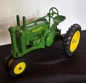 lot 435 image: Ertl 116 Scale 1934 John Deere Model A Die Cast Tractor