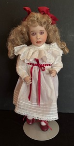 lot 437 image: Limited Edition The Birds Christmas Carol Doll by Wendy Lawton