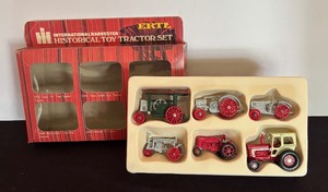 lot 440 image: Ertl International Harvester Historical Toy Tractor Set with Tractors from 1910-1975