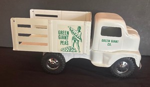 lot 454 image: Tonka Green Giant Pea Company Truck
