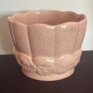 lot 460 image: Vintage Red Wing Pottery Pink Speckled Leaf Pattern with Scalloped Edge Planter  Vase