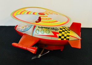 lot 403 image: Russ Yesterdays Favorites Wind-Up Space Ship Toy