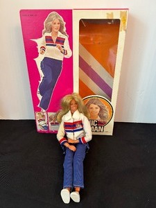 lot 299 image: Vintage Kenner Jaime Sommers BIONIC WOMAN White Tracksuit Action Figure Doll with Original Box