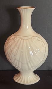 lot 481 image: Lenox Shell Embossed Bud Vase with Gold Trim