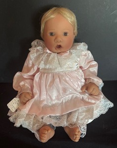lot 483 image: 1996 Lee Middleton Picture Perfect Limited Edition Doll