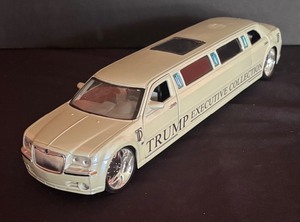 lot 494 image: Maisto 124 Scale Die Cast Chrysler 300C Limousine Part of the Trump Executive Collection Car