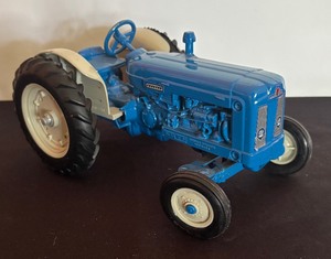 lot 520 image: Ertl Fordson Super Major Model Tractor 116 Scale by Universal Hobbies