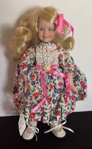 lot 522 image: Goebel Club Exclusive Doll Designed by Bette Ball