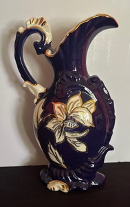 lot 533 image: Vintage Mojolica Style Pitcher  Vase