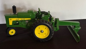 lot 548 image: Ertl 1958 John Deere Precision Classics Series Tractor with Implement