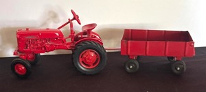 lot 550 image: Ertl International Harvester Farmall Cud Tractor with Trailer