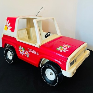 lot 135 image: Vintage 1970s Pink Daisy Tonka Bronco Jeep