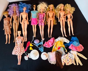 lot 284 image: Vintage Barbie and Fashion Dolls Collection with Clothing Accessories