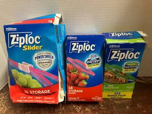 lot 114 image: Miscellaneous Ziploc Bags