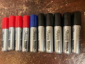 lot 34 image: Sharpie Magnum Markers