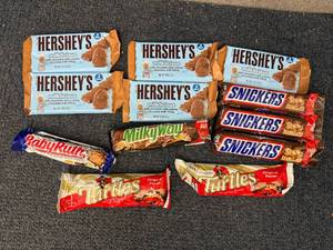 lot 194 image: 12 Assorted Candy Bars