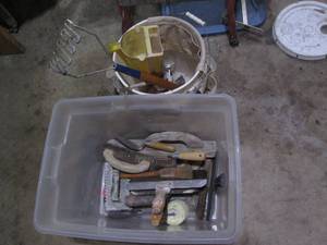 lot 103 image: Non-lidded tote and 5-gallon bucket...