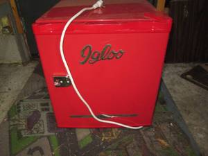 lot 135 image: Red Igloo mini fridge with bottle o...