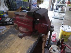lot 136 image: Heavy duty Craftsman bench vise...