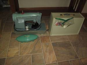 lot 13 image: Portable Vintage Singer sewing mach...
