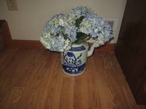 lot 22 image: Decorative blue and white tea pot s...