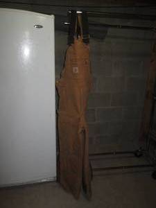 lot 32 image: Carhartt 34x30 insulated bib overal...