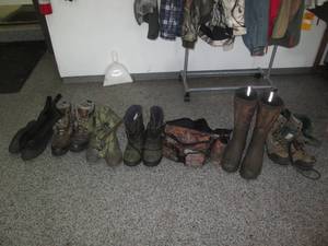 lot 56 image: Variety of mens and womens huntin...