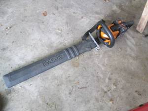 lot 173 image: 20v Cordless Worx hedge trimmer wit...