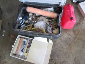 lot 204 image: Rubbermaid action packer full of pa...