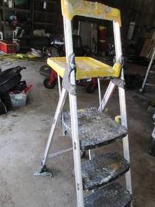 lot 205 image: 3-rung painters folding step ladder...