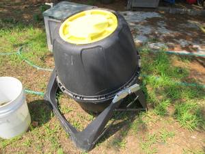 lot 212 image: Large capacity outdoor composter...