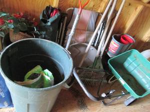 lot 224 image: Rubbermaid garbage can with lid, fe...
