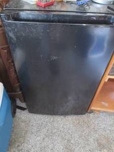 lot 10 image: Black mini-fridge...
