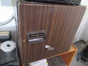 lot 227 image: Vintage General Electric mini-fridg...