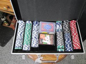 lot 255 image: Poker set in hard side case...
