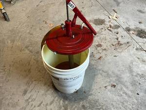 lot 685 image: 5 Gallon Hydraulic Fluid Bucket with Pump