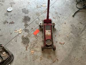 lot 721 image: 2.5 Ton Hydraulic Garage Jack