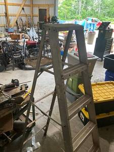 lot 742 image: Aluminum Step Ladder - Heavy Duty Construction