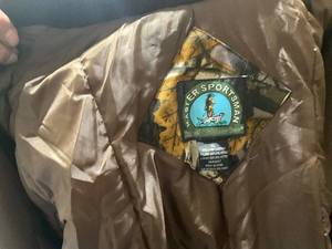 lot 743 image: Assorted 5-Piece Collection of Outdoor Hunting Jackets